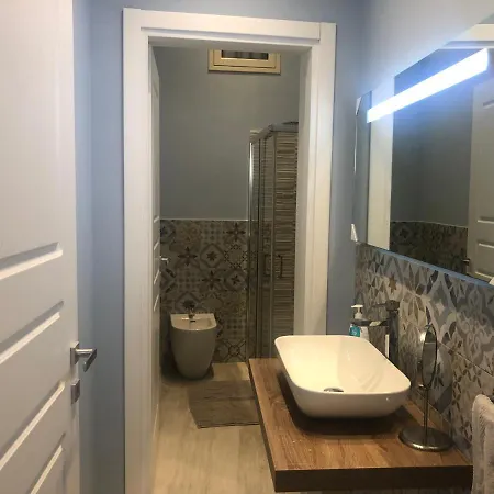 Alfonzetti-5 Min Walk To Train And Bus Station كاتانيا