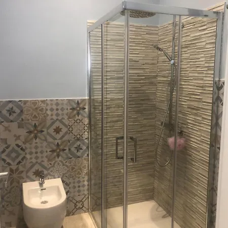 Alfonzetti-5 Min Walk To Train And Bus Station شقة