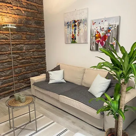 Alfonzetti-5 Min Walk To Train And Bus Station شقة